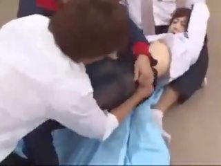 شاب امرأة في جوارب طويلة rapped بواسطة 3 juveniles الثدي يفرك كس يمسح و اصابع الاتهام في ال خزانة غرفة