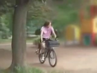 日本語 ダーリン 自慰行為 同時に ライディング a specially modified 汚い ビデオ bike!