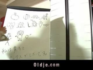 Молодий азіатська п'яний по старий chap