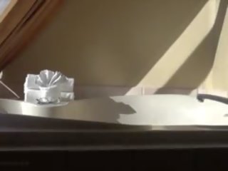 自信的 青少年 18yo 亚洲人: hot-tub 挑逗 机