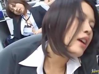 ดื้อ gangbanging สำหรับ a และ pliant femme fatale